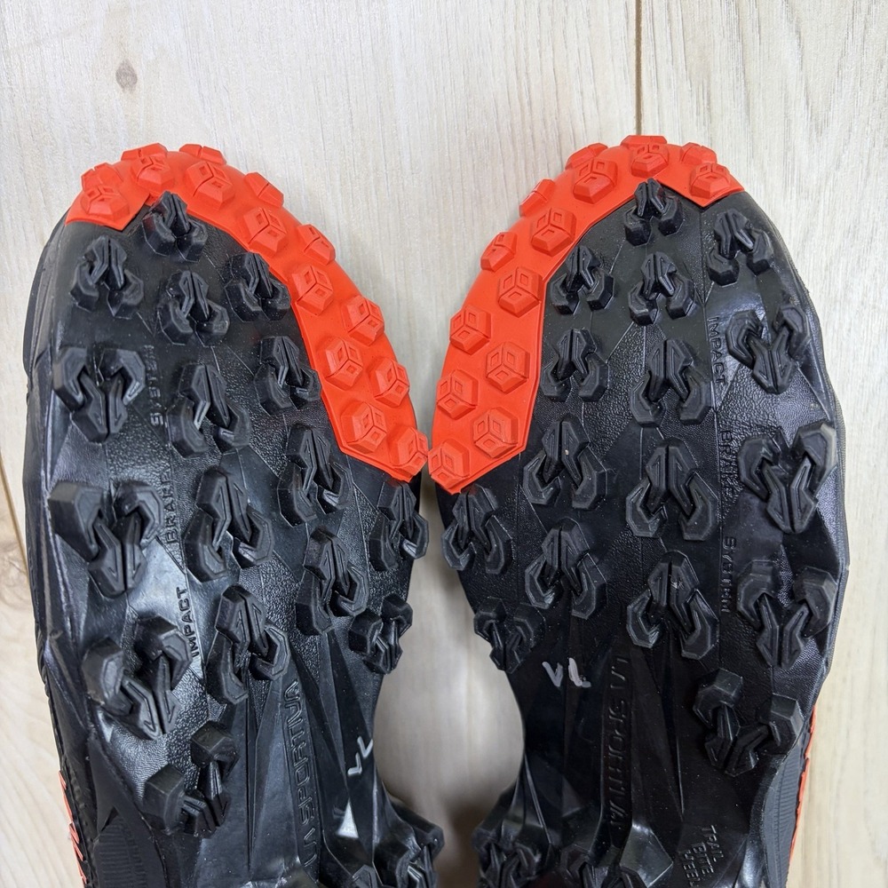 La Sportiva® Men's 10 M AKYRA II Gore-Tex Hiking Shoe in Carbon/Cherry Tomato - Picture 10 of 12